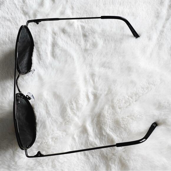 Lara Black Polarized Sunglasses - Picture 6 of 10